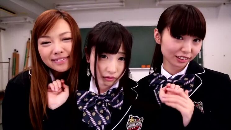 L'incredibile ragazza giapponese Ayumu Sena nel favoloso film JAV censurato Small Tits, Threesomes