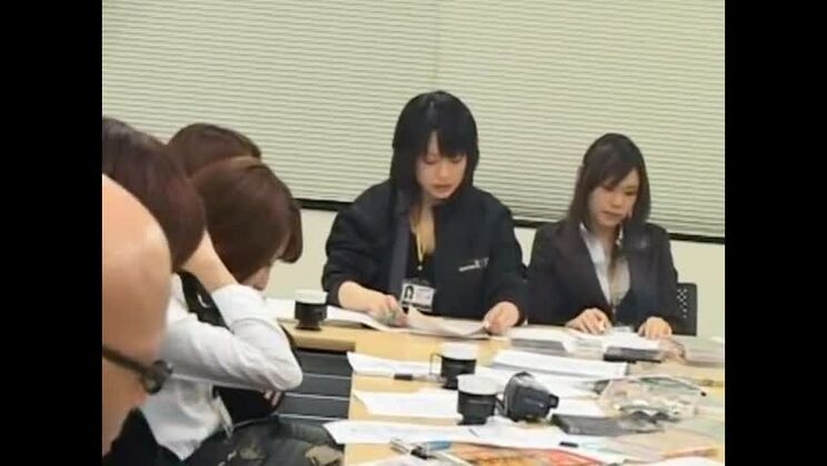 La pazza prostituta giapponese Aya Sakuraba, Misaki Asoh, Mika Nakajou in Horny Secretary, scena JAV di dita