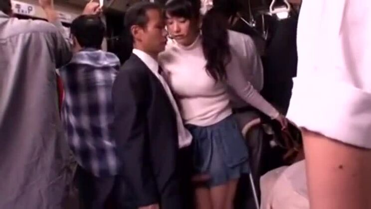 palpeggiata e scopata sul treno