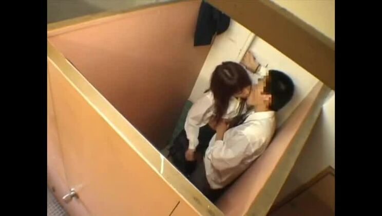 Studentesse giapponesi 02 - Masturbazione seriale nei bagni