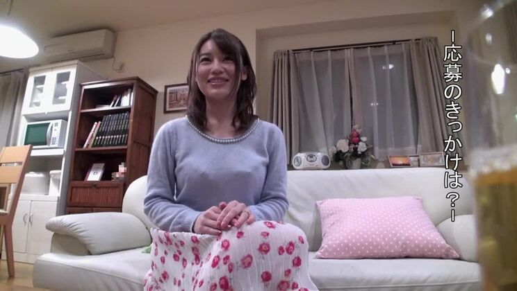 Puttana giapponese arrapata in un video JAV pubblico in HD esotico.