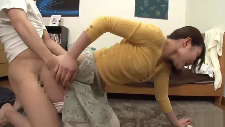 La sorellastra aiuta a pulire con il suo sedere prosperoso e le sue tette abbondanti