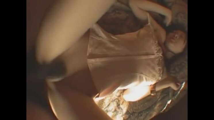 La bellissima ragazza giapponese Leila Aisaki in un video JAV esotico e romantico.