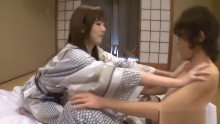 Una graziosa ragazza asiatica lecca il corpo di un ragazzo.