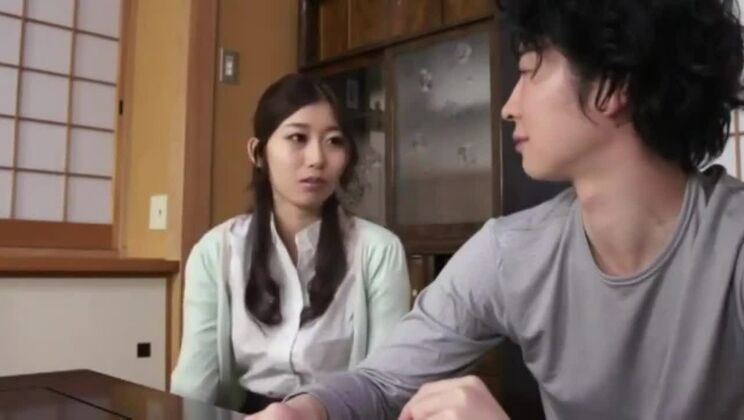 La matrigna scioccata vuole parlare al figliastro di porno e masturbazione