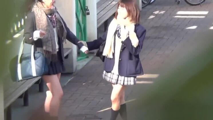 Adolescente asiatica sporca fa pipì