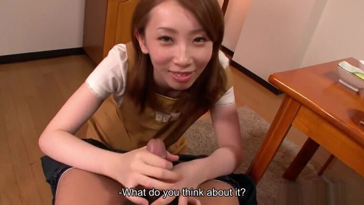 La moglie tradisce il marito mentre gli fa un pompino.