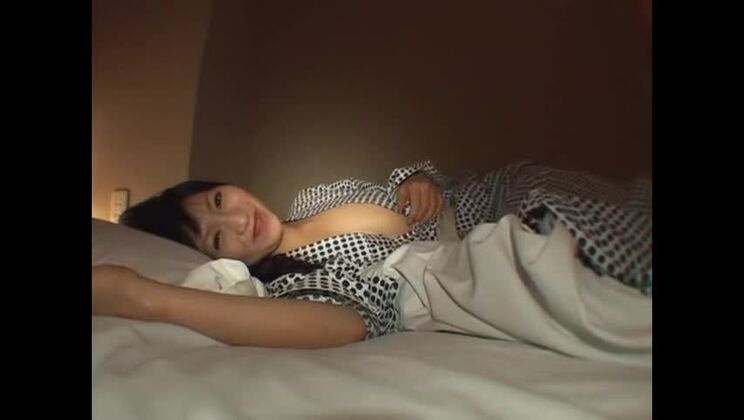 La pazza troia giapponese Akari Satsuki in una scena JAV di dita eccitanti e sesso orale