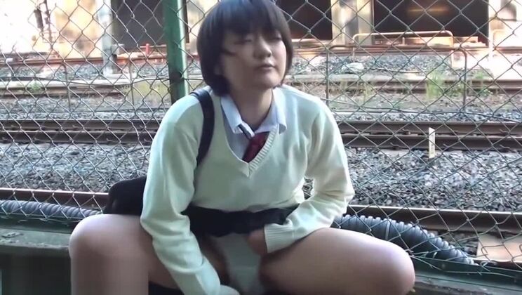 Asiatica in uniforme che