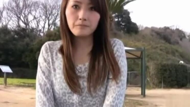 Bella e arrapata ragazza in calze che stuzzica e viene scopata duramente