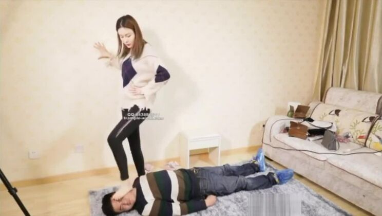 Calpestamento e calci in faccia cinesi