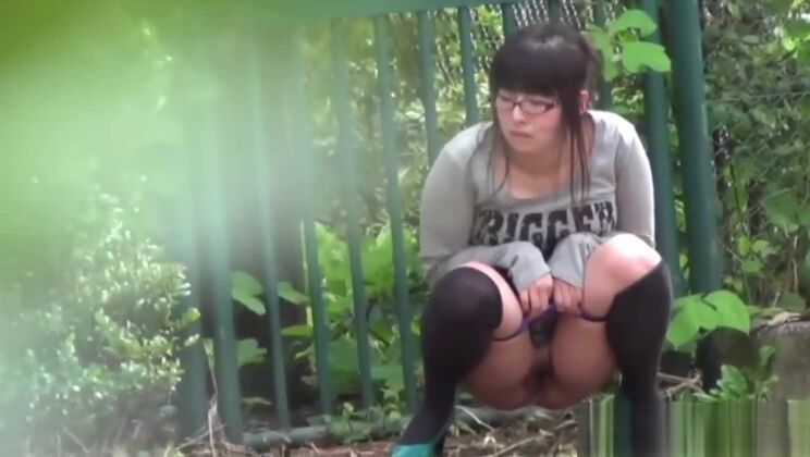 casa giapponese spiata mentre urinava