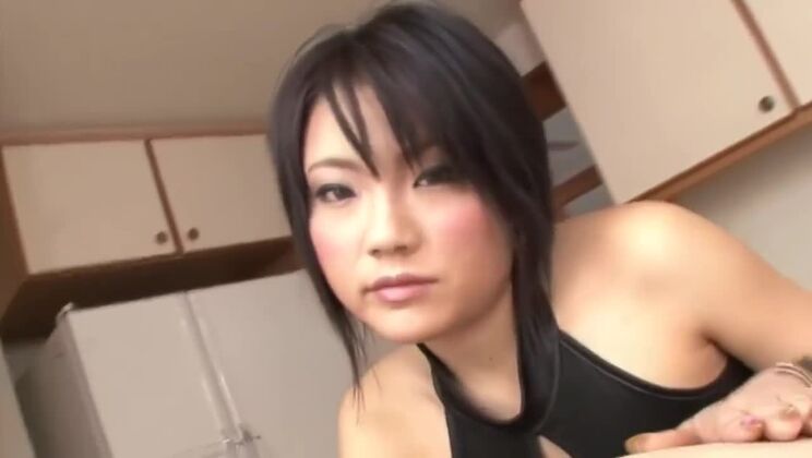 Sesso orale con una ragazza asiatica minuta