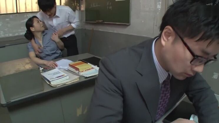 Insegnante matura in collant che si masturba fino a farsi venire un orgasmo in ufficio