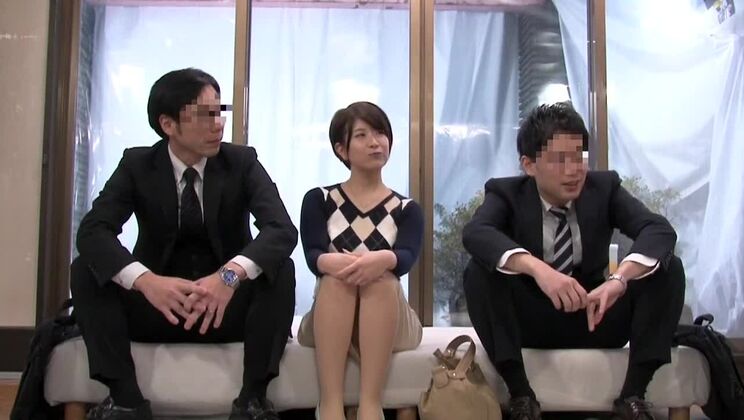 Favolosa modella giapponese in un incredibile film JAV in HD con una MILF mozzafiato.