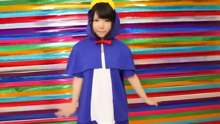 Bellissima sgualdrina asiatica chiede un'eiaculazione facciale