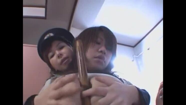 Esotica troia giapponese in un incredibile film JAV lesbico/rezubiano con tette enormi