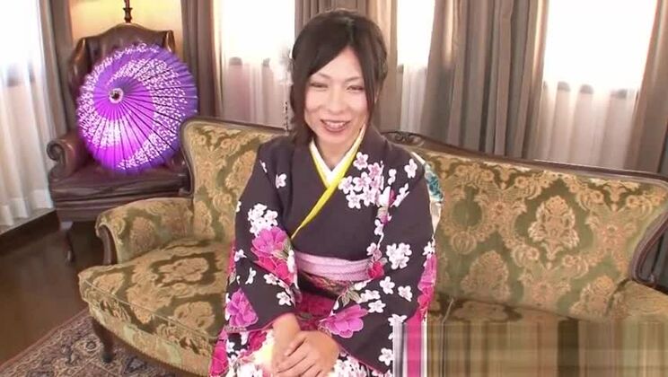 Una geisha giapponese viene legata e usata per giocare