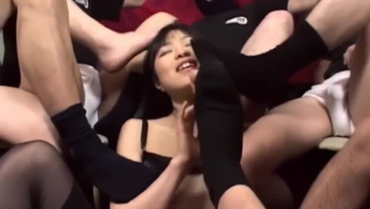 Lei si gode l'odore dei calzini puzzolenti