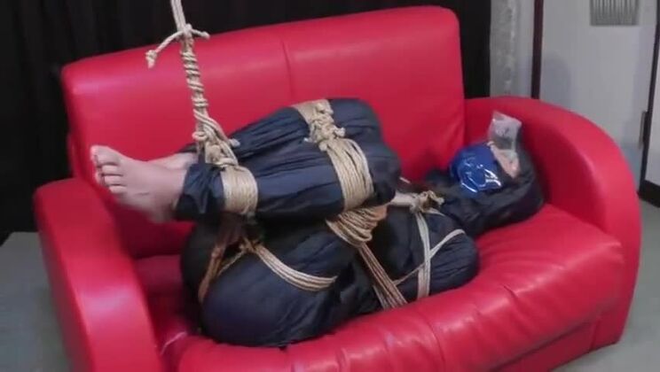 Ragazza asiatica legata in un impermeabile