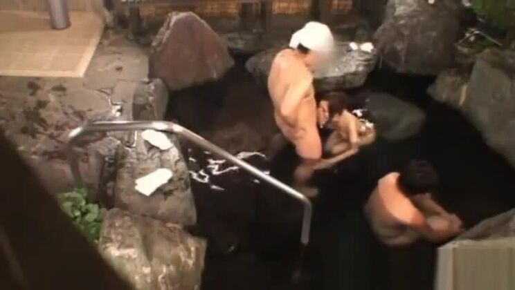 La bellissima e formosa Julia succhia il cazzo parte 4