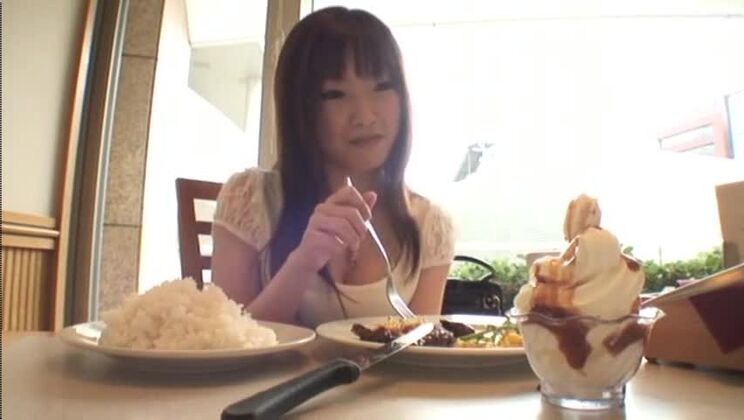 La più sexy troia giapponese Miu Moritani in una scena di masturbazione esotica e di coppia in un film per adulti giapponese.