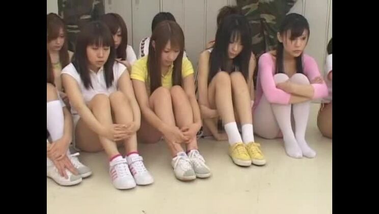 Ragazza giapponese arrapata in un film JAV con seni piccoli ed esotici, sesso di gruppo.