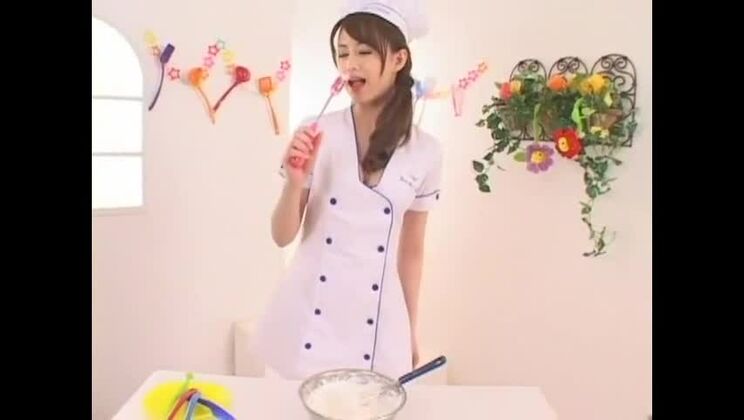 La focosa modella giapponese Akiho Yoshizawa in un incredibile video JAV di feticismo e masturbazione.