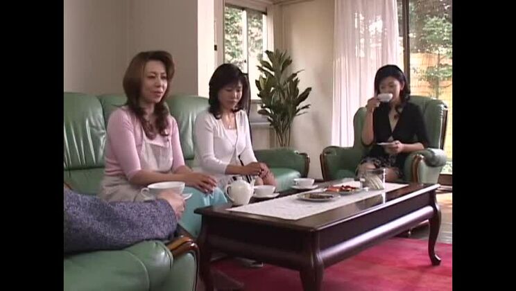 La prostituta giapponese esotica Maika Asai, Noriko Enomoto, Yumi Kazama in Horny Fingering, clip JAV con grandi tette