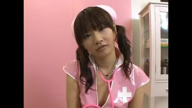 Akane Ohzora, un'infermiera asiatica sexy, riceve una scopata anale.