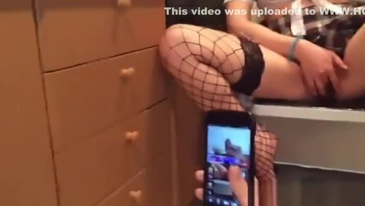 Due graziose ragazze giapponesi vogliono fare un threesome.