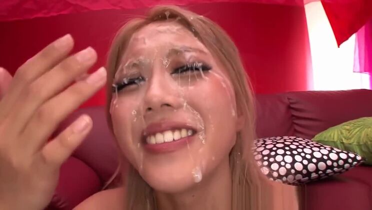 Arisa Takimoto, bionda asiatica sexy, in una scena porno bukkake