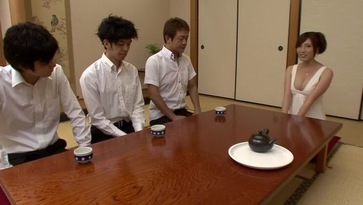 La troia giapponese più sexy in Incredible Teens, scena di sesso orale JAV