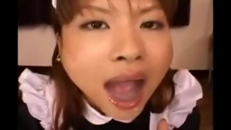 La cameriera giapponese lo succhia