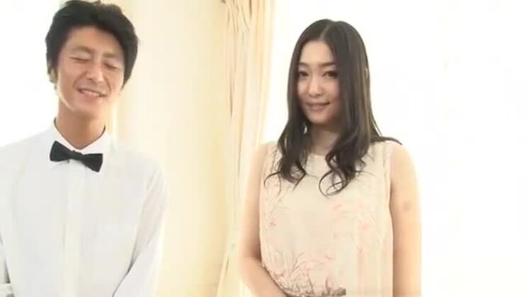 Suora asiatica impazzisce con la fica pelosa