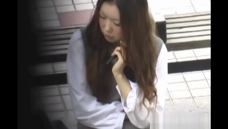 Adolescente giapponese spruzza pipì