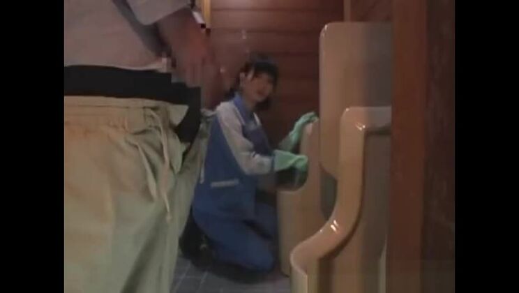 Vero vero operaio addetto alla manutenzione asiatico cammina parte 1