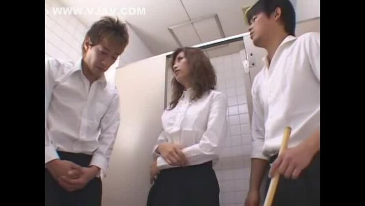 La fantastica troia giapponese Anna Akizuki nella migliore scena di threesome JAV