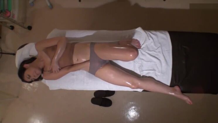 la sua fica fradicia è in fiamme quindi sta venendo