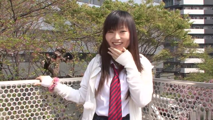 La splendida ragazza giapponese Ryo Asaka in una clip JAV senza censure con studentesse universitarie.