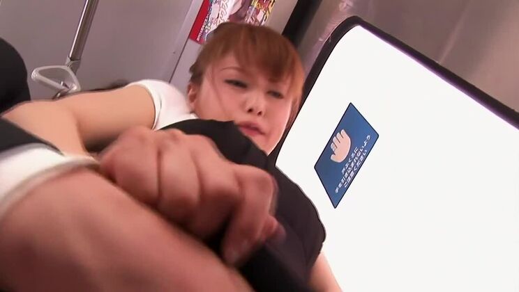 Ragazza giapponese pazza nella scena di masturbazione più hot, JAV in pubblico