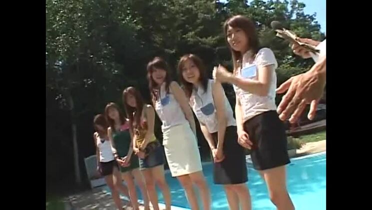 Modella giapponese arrapata in un favoloso video JAV lesbico/rezubiano in pubblico.