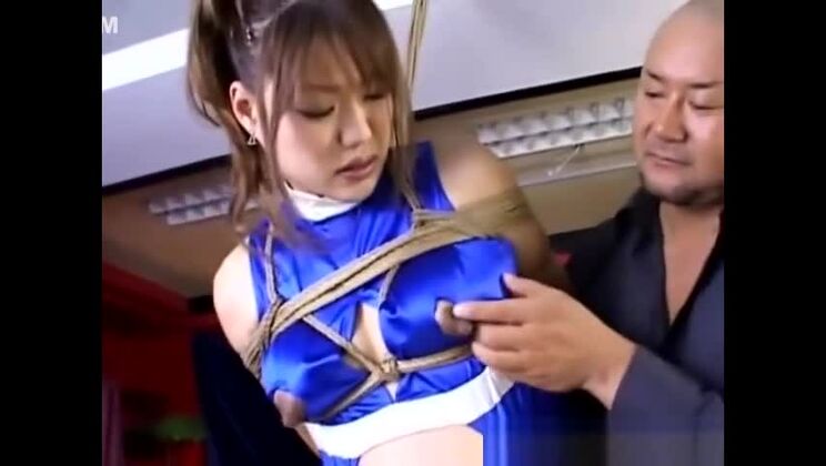 Donna asiatica incinta legata e munta