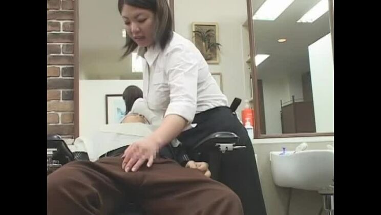 Incredibile troia giapponese in un favoloso pompino, clip JAV con seni piccoli