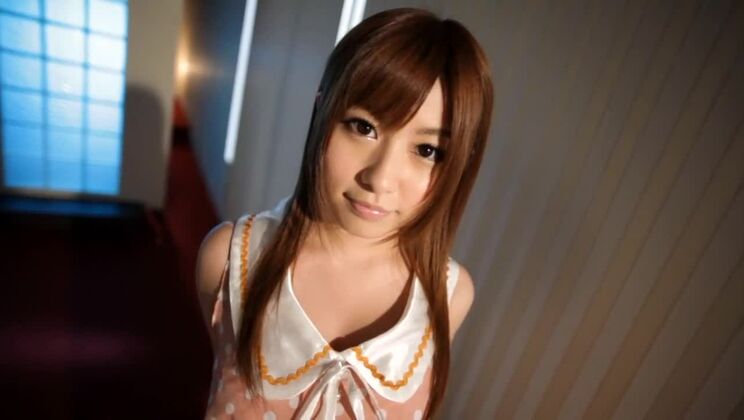 La favolosa ragazza giapponese Cocomi Naruse nella scena JAV più hot con seni enormi e calze