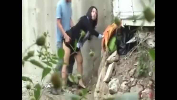 Adolescente giapponese scopa in pubblico 1