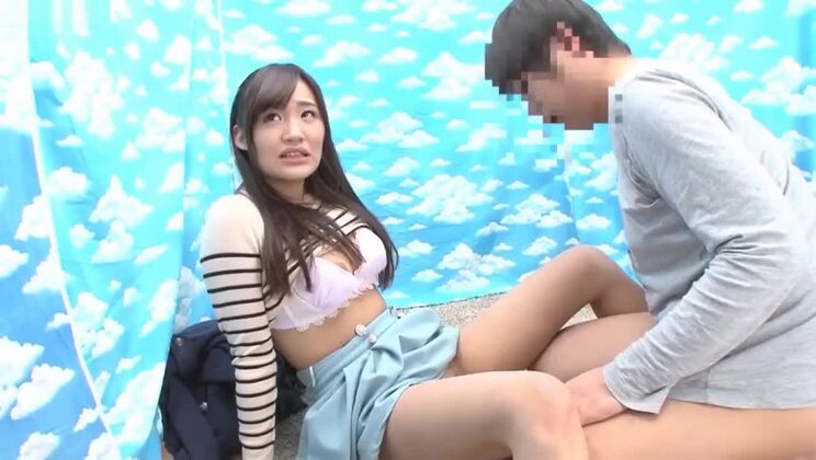 Dolce ragazza giapponese viene scopata da una vergine per soldi