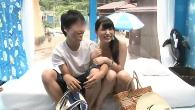 Una modella giapponese arrapata in un video JAV solo per te.