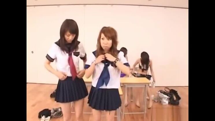 Fighe arrapate che giocano