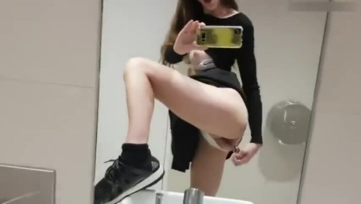 Masturbazione IN BAGNO PUBBLICO